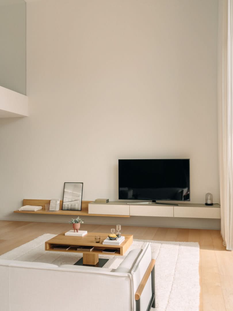 TEAM 7 lift coffee table in natural oak. photo: TEAM 7 - Available in Canada at The Mattress & Sleep Co.