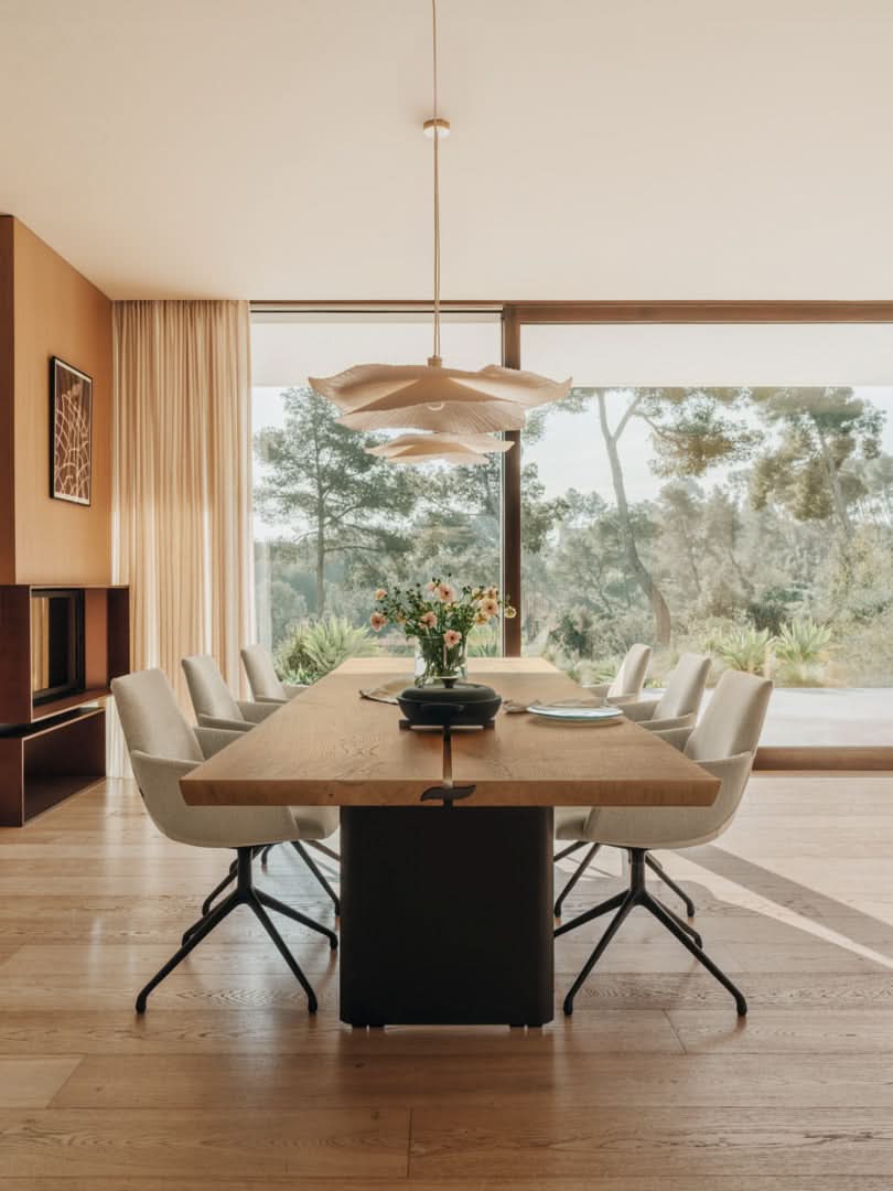 TEAM 7 echt.zeit table in natural oak + lui léger chairs. photo: TEAM 7 - Available in Canada at The Mattress & Sleep Co.