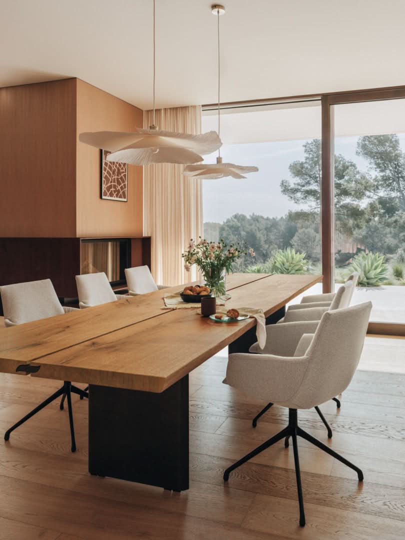 TEAM 7 echt.zeit table in natural oak + lui léger chairs. photo: TEAM 7 - Available in Canada at The Mattress & Sleep Co.