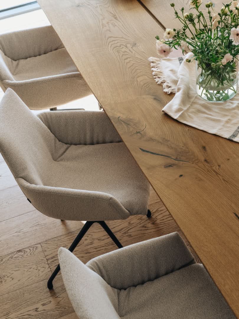 TEAM 7 echt.zeit table in natural oak + lui léger chairs. photo: TEAM 7 - Available in Canada at The Mattress & Sleep Co.