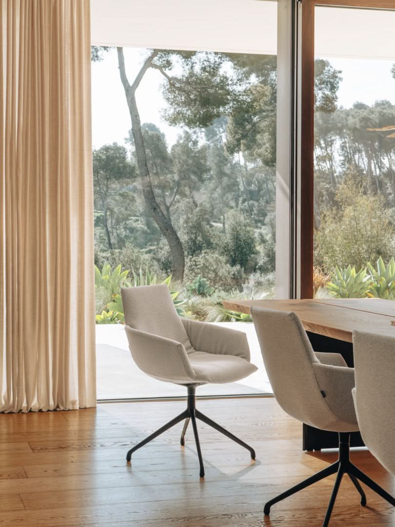 TEAM 7 echt.zeit table in natural oak + lui léger chairs. photo: TEAM 7 - Available in Canada at The Mattress & Sleep Co.