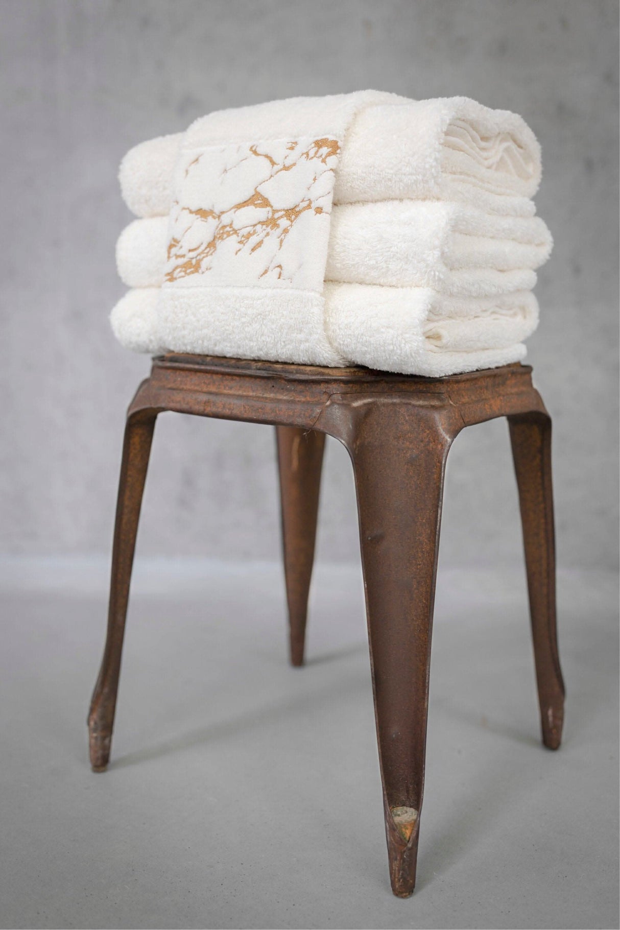 Abyss Alpi Towels with 840 Gold design elements.