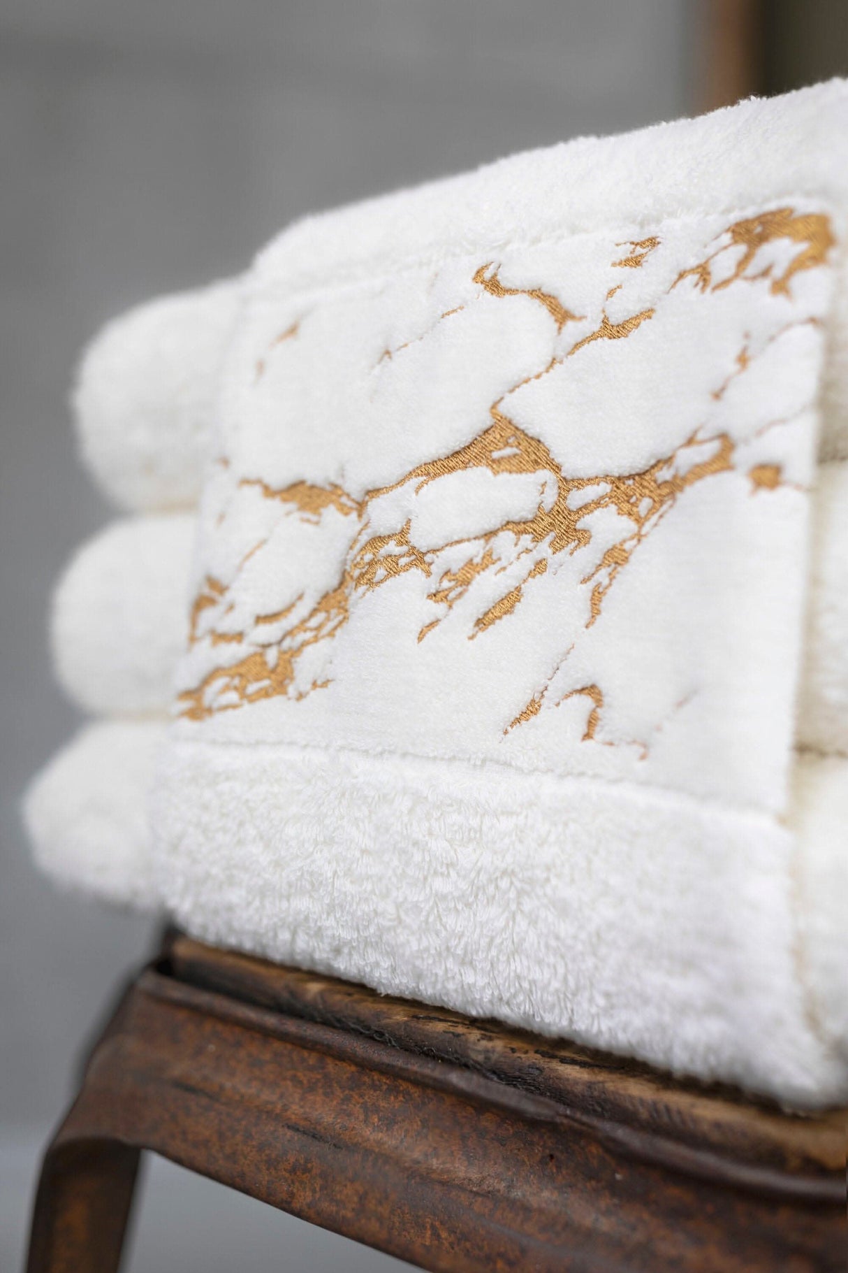 Abyss Alpi Towels with 840 Gold design elements.