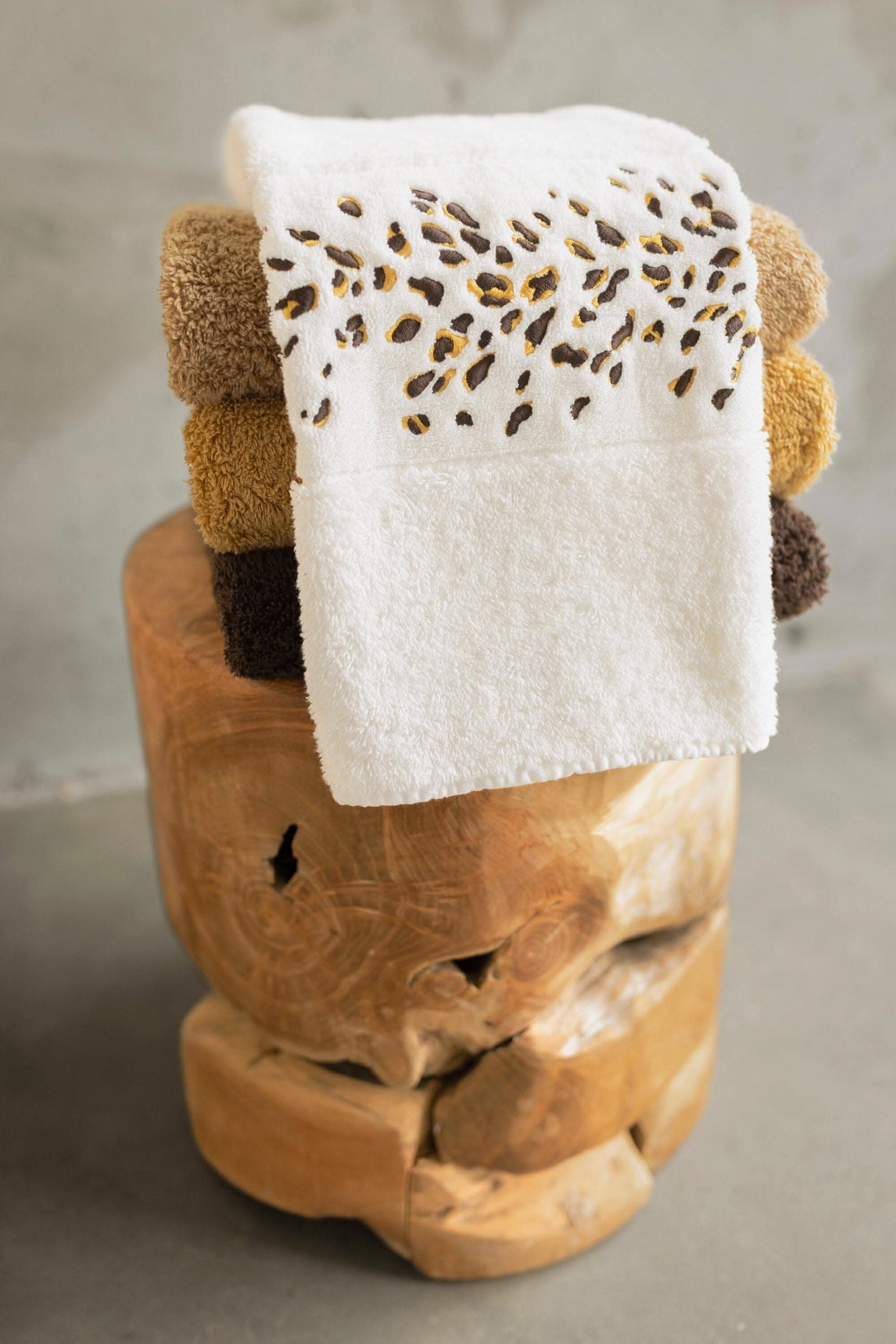 A&H Bengale Hand Towels feature 795 Mustang and 840 Gold embroidery. The base hand towel is 100 White