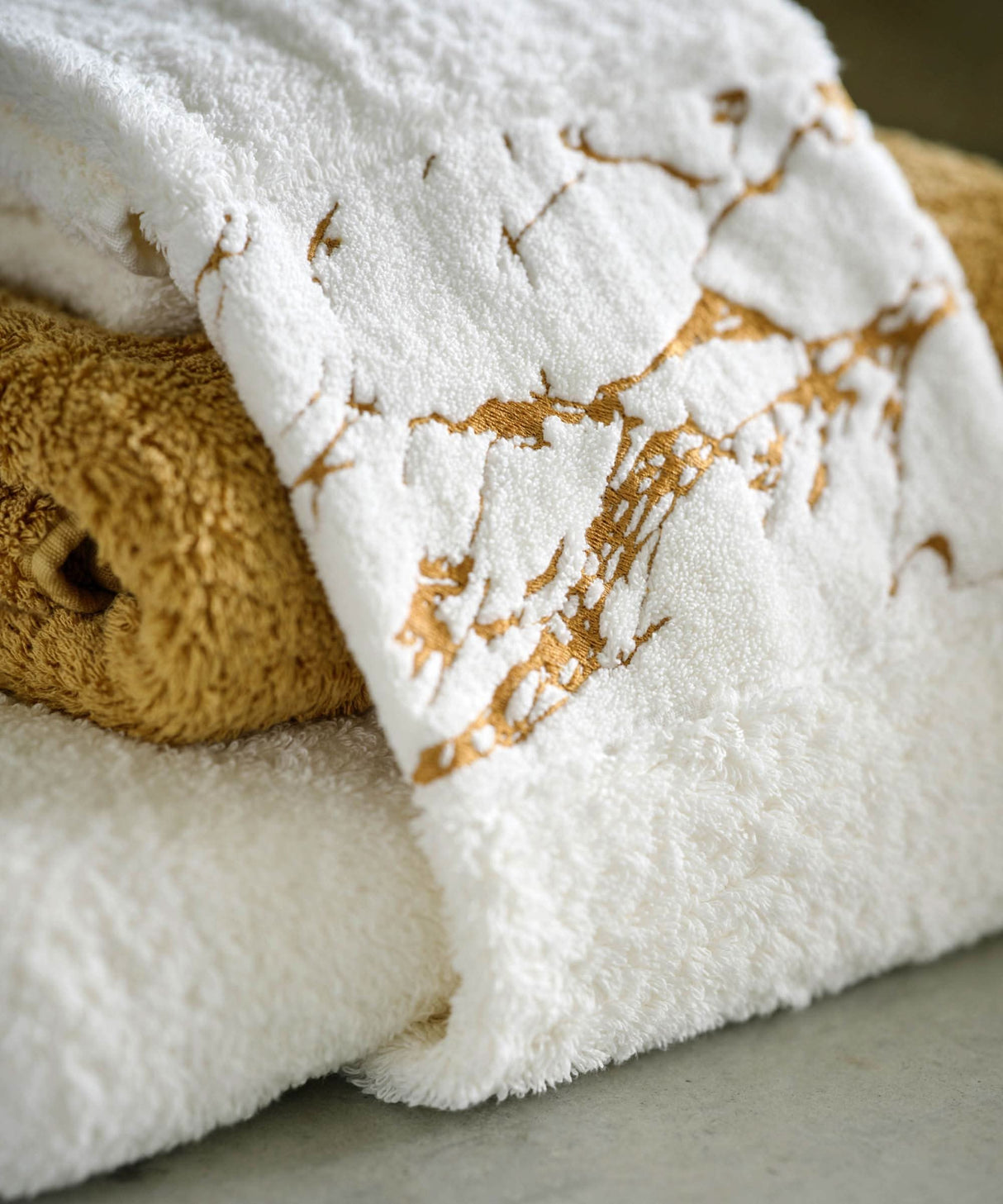 Abyss Alpi Towels with 840 Gold design elements.