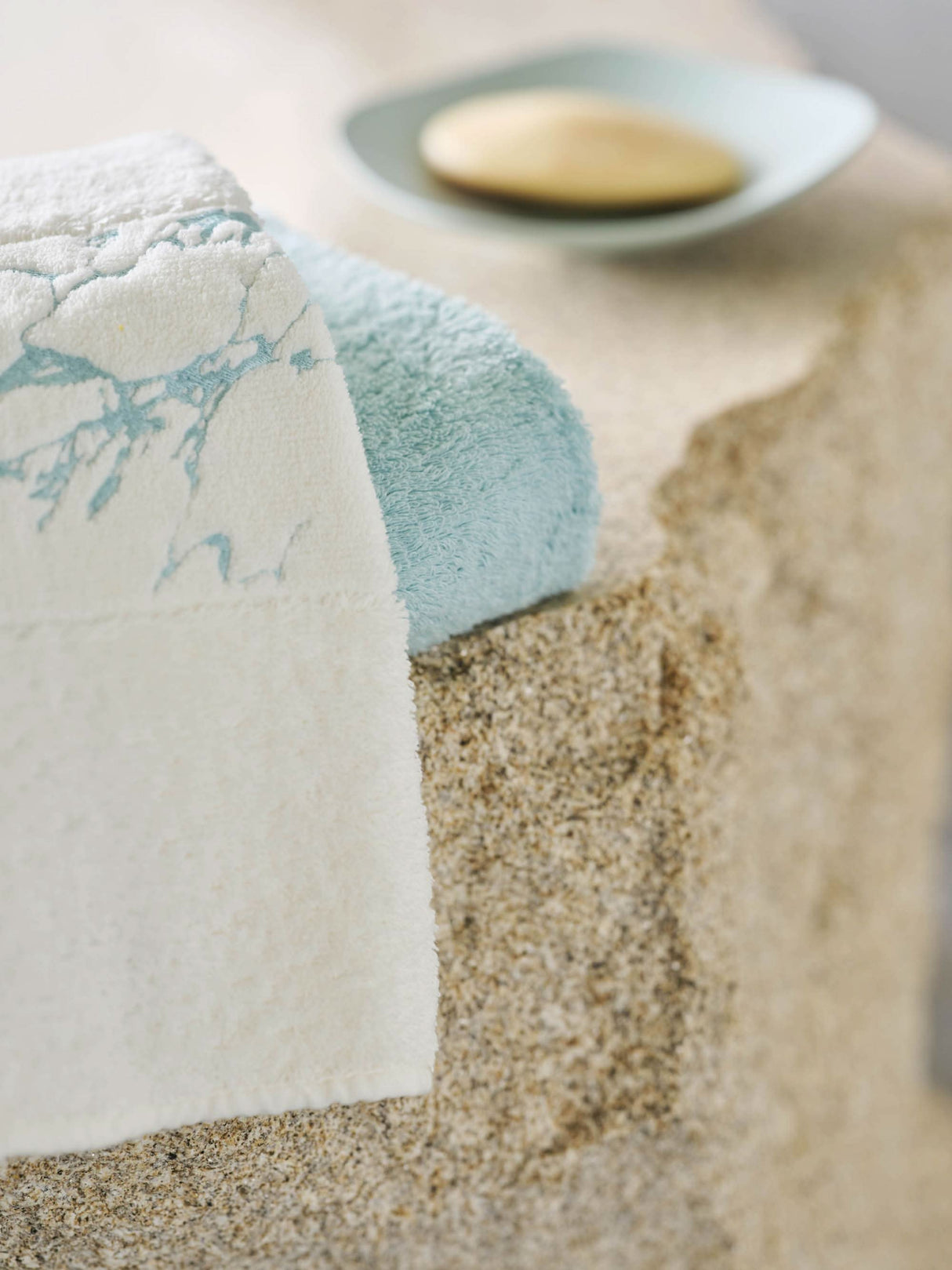 Abyss Alpi Towels with 235 Ice design elements.