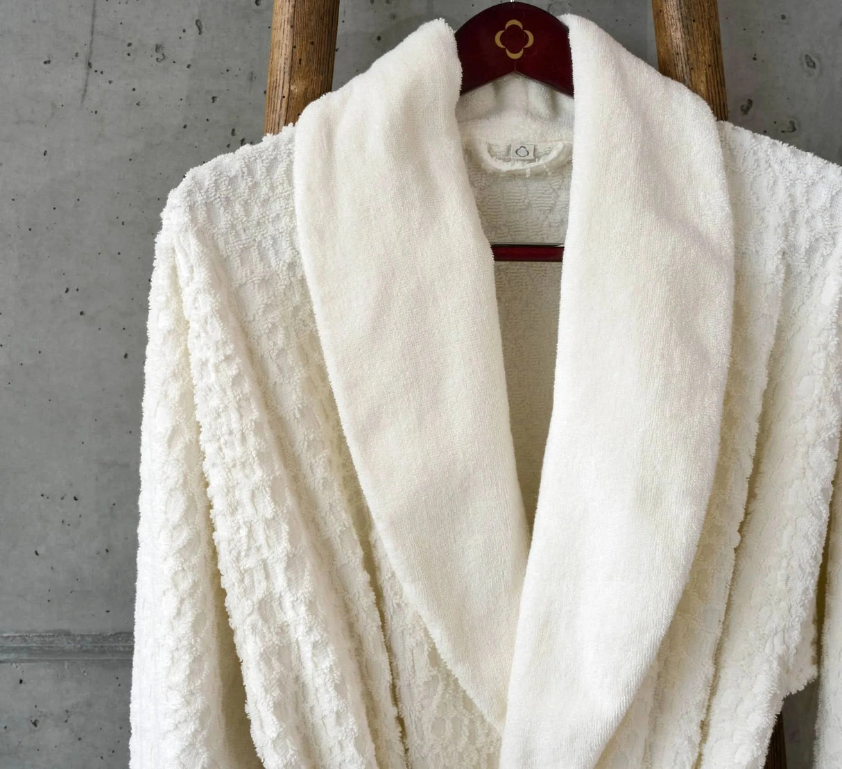 A&H Lodge Robe in 103 Ivory