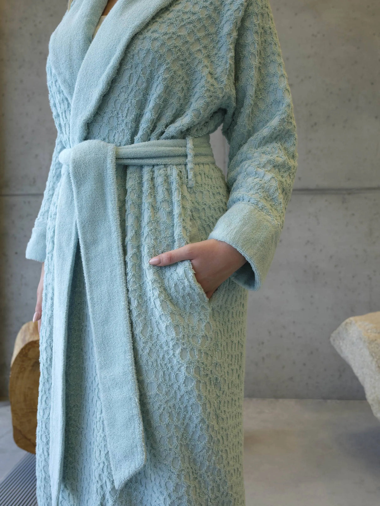 A&H Lodge Robe in 235 Ice
