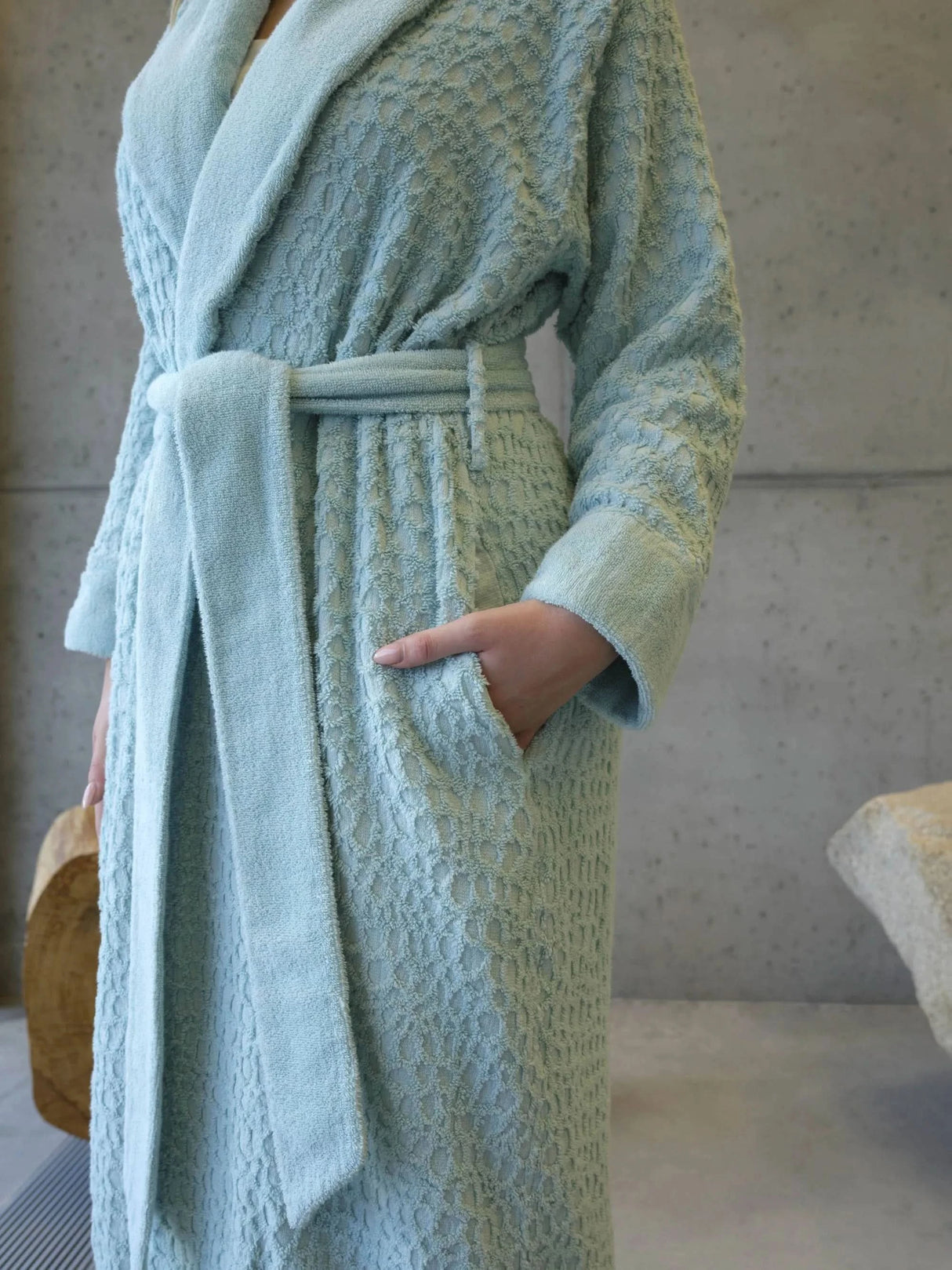 A&H Lodge Robe in 235 Ice