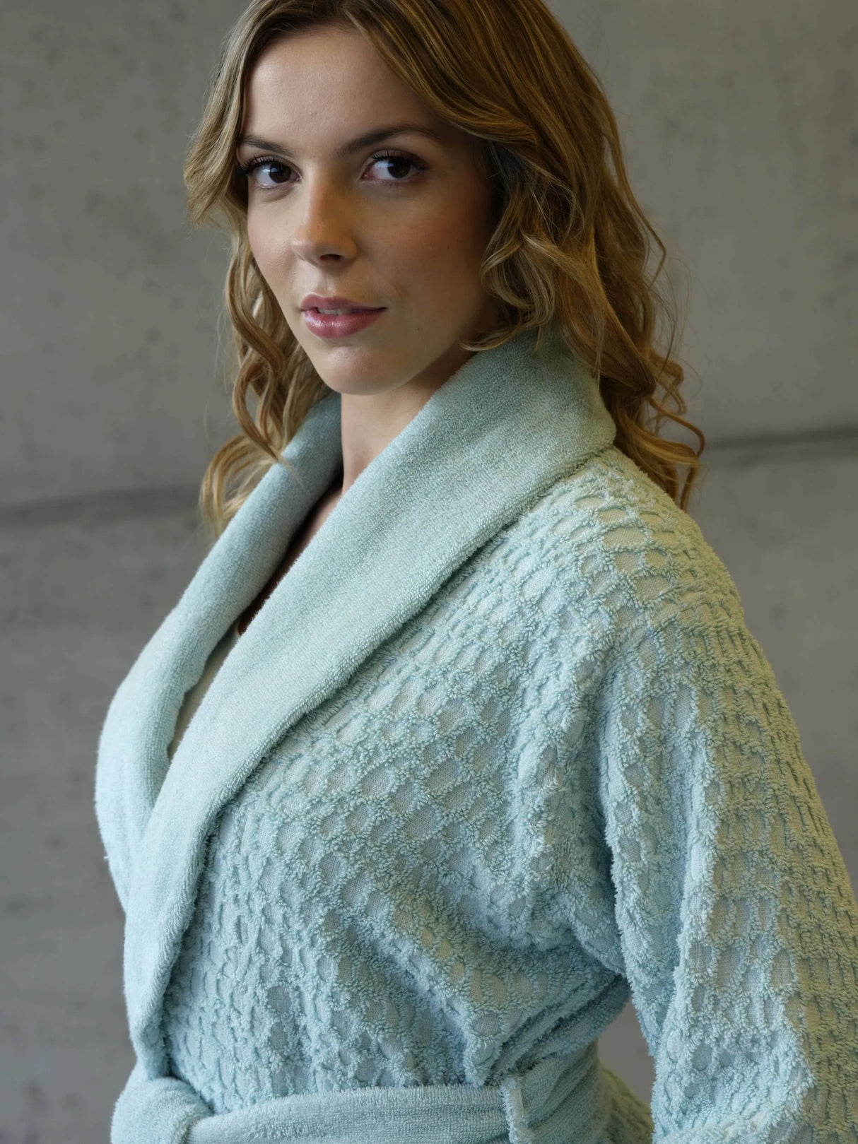 A&H Lodge Robe in 235 Ice