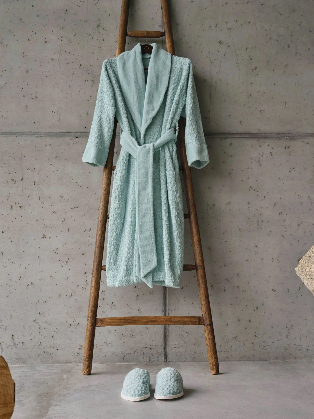 A&H Lodge Robe & Slippers in 235 Ice