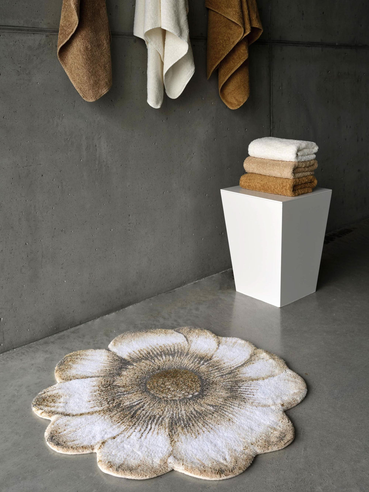 A&H Magnolia Bath Rug - 31" Diameter
