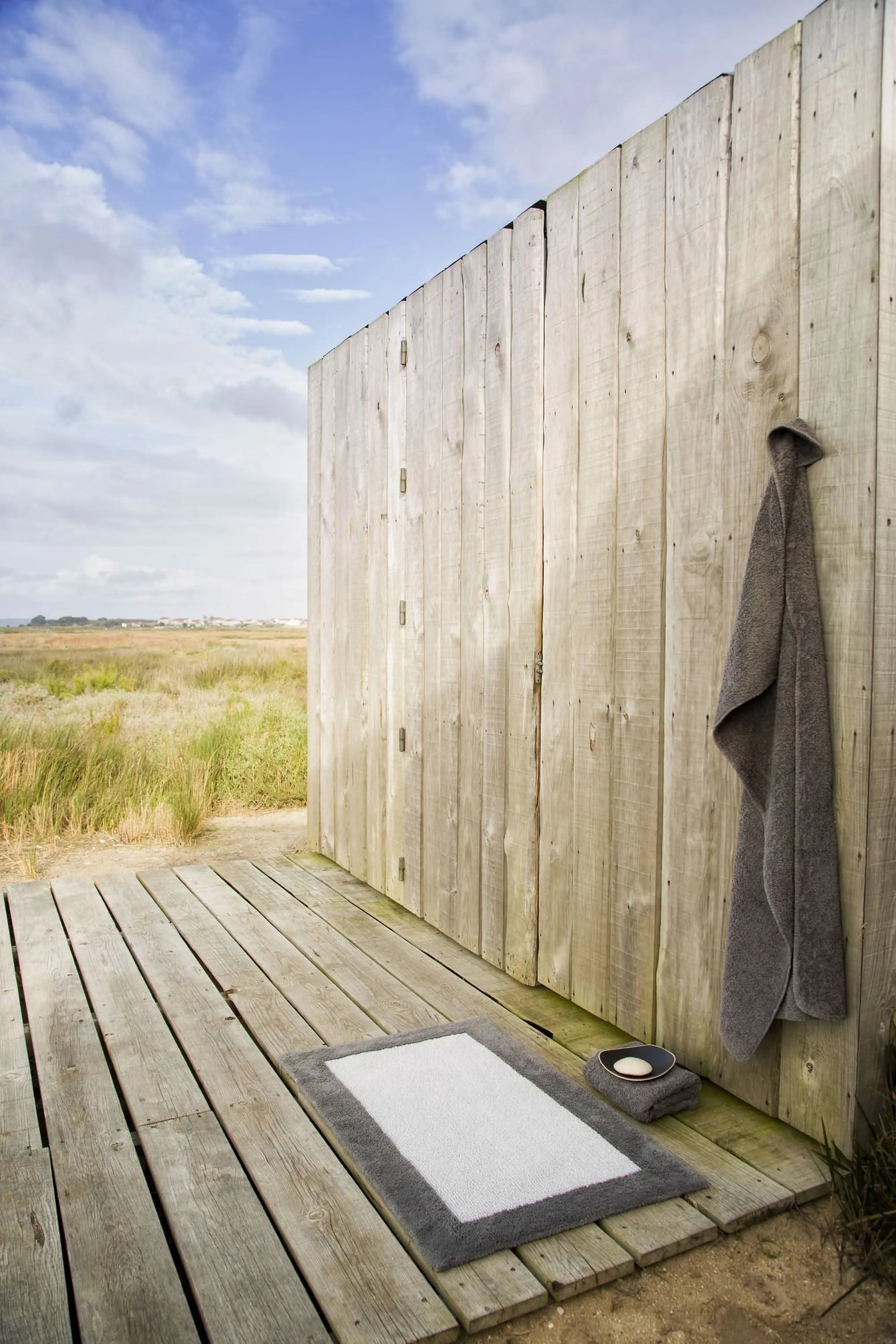 A&H Origine Reversible Bath Rug in 920 Gris (border) and 992 Platinum (Inset). 100% Giza Egyptian Cotton Long Staple