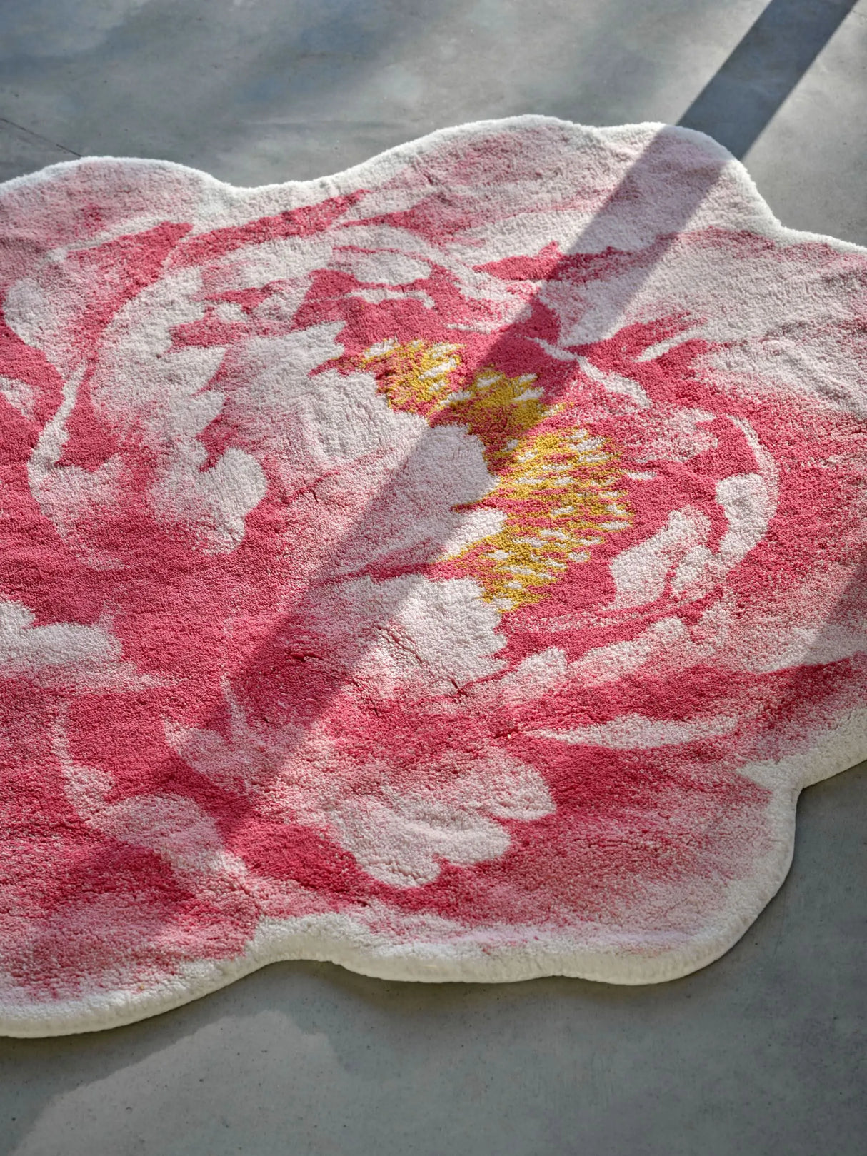 A&H Pivoine Bath Rug in 573 Flamingo, Round 39" Diam. - 100% Giza Egyptian Cotton Long Staple