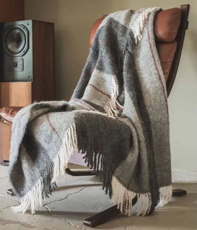 Pérou Filet Rouge (Peru, Red Stripe) 100% Pure Alpaca Throws by Brun de Vian-Tiran