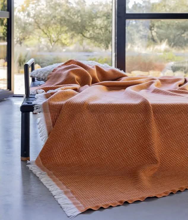 Airain (Brass) Throw (150 x 200 cm)