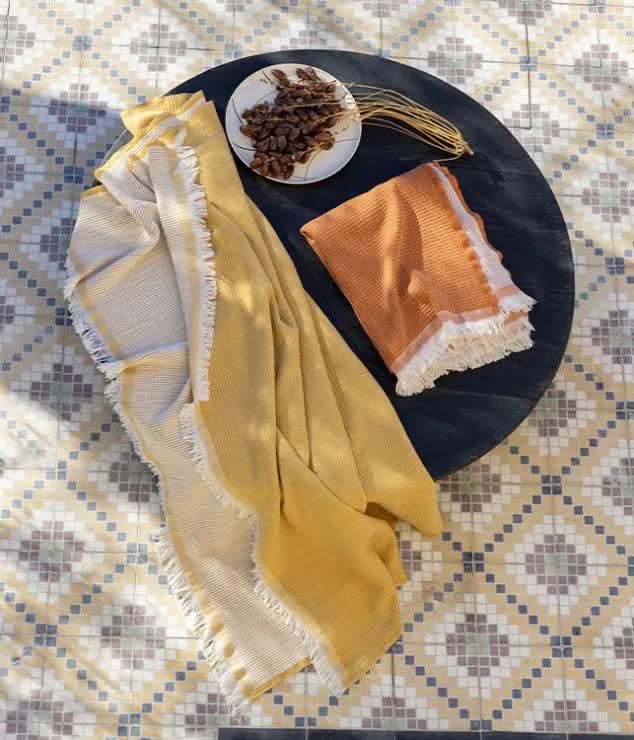 Left: Myrrhe (Myrrh), Right: Airain (Brass) Throws (150 x 200 cm)