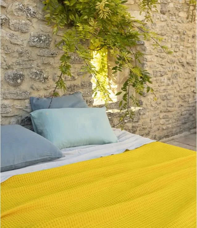 Nuage blanket in Maïs by Brun de Vian-Tiran. Available in Canada & USA @ TMASC