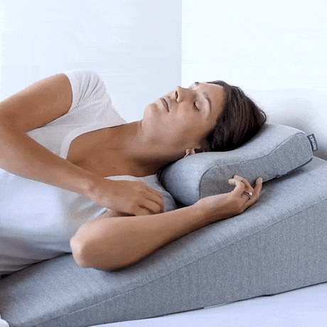 Symbia 16° is intended for both side and back sleeping. Shown here with a Somnia 03" back sleeper pillow