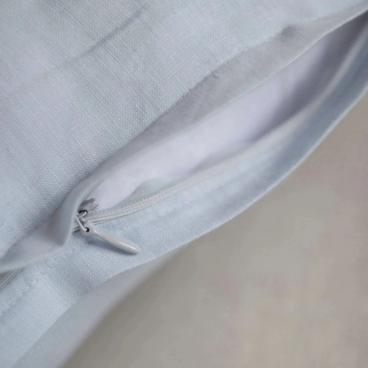 St Genève Echo Linen in Sky - Sham closure, closeup