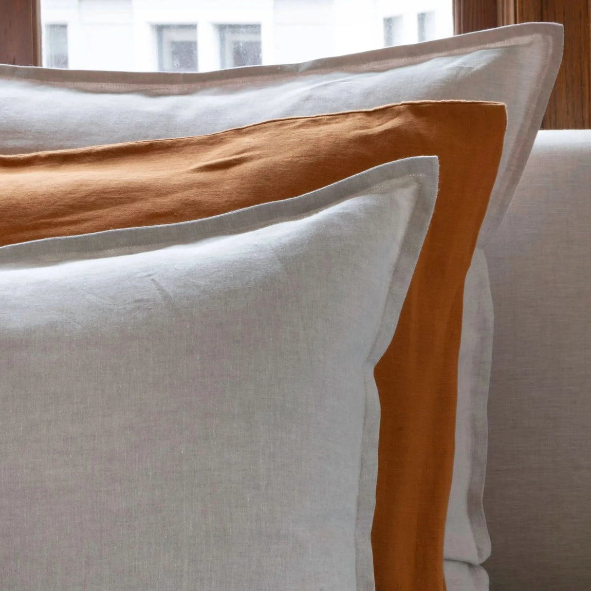 St Genève Echo Linen in Copper (middle knife-edge pillow)