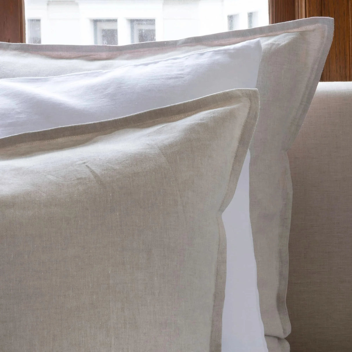 St Genève Echo Linen in Paper (middle knife-edge pillow)