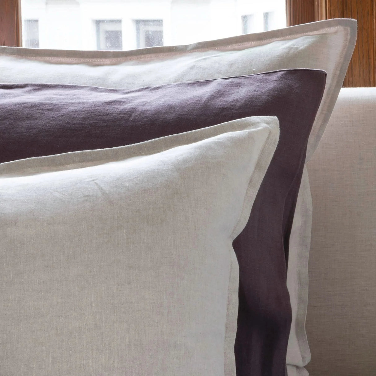 St Genève Echo Linen in Plum (middle knife-edge pillow)