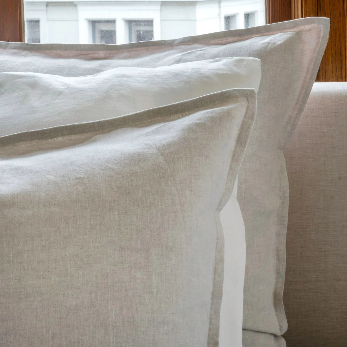 St Genève Echo Linen in Vanilla (middle knife-edge pillow)