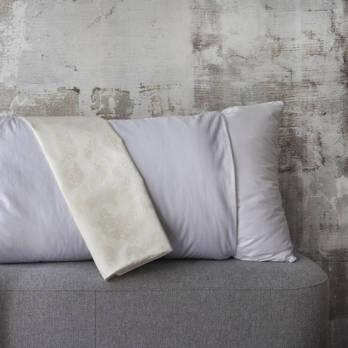 St Genève Eider Luxe pillows are uniquely constructed with a zippered outer Eiderdown envelope and a 1,000 loft Goose Down core for incredible support