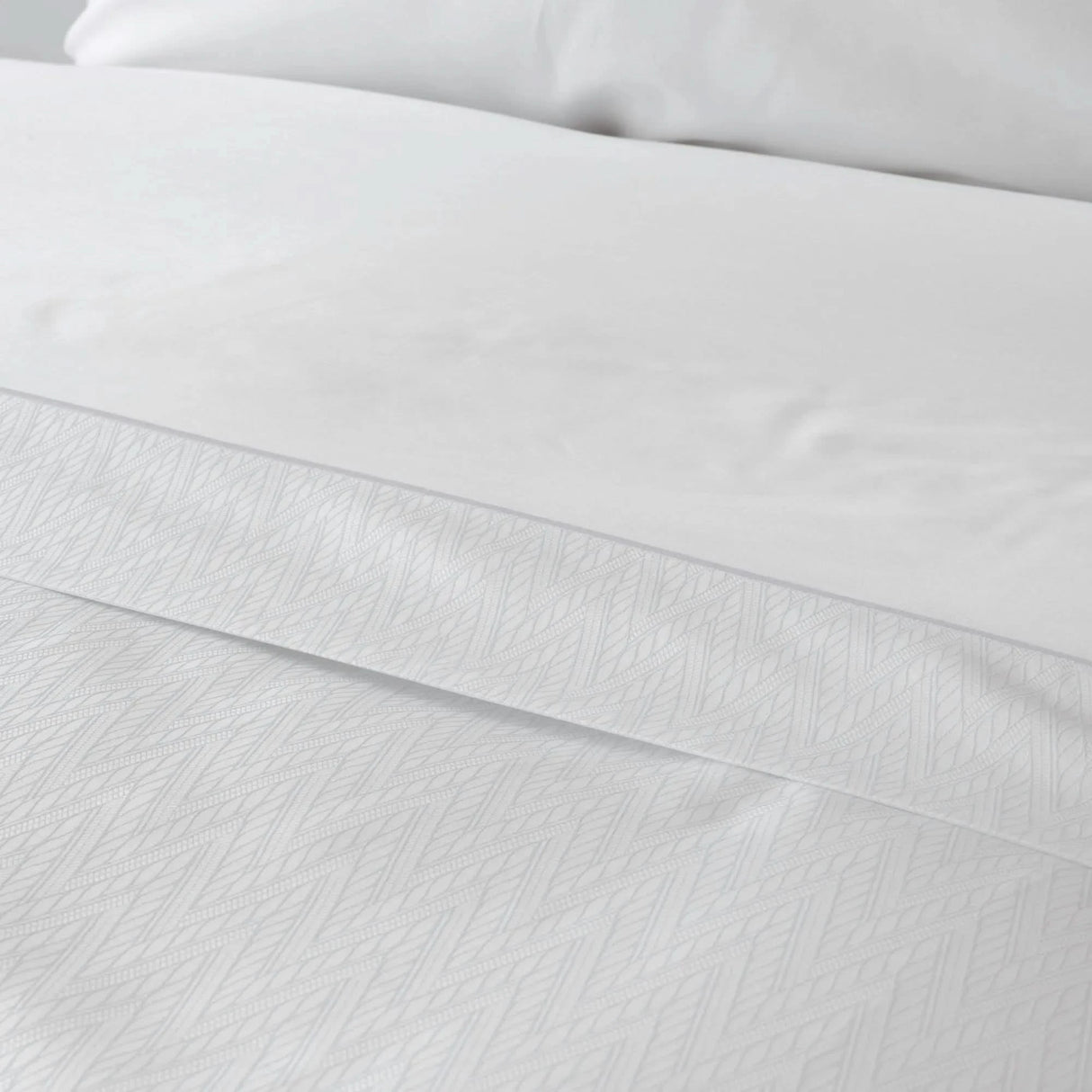 St Genève Eterna in Diamonte - flat sheet 4" cuff w/ Capri 100 White solid