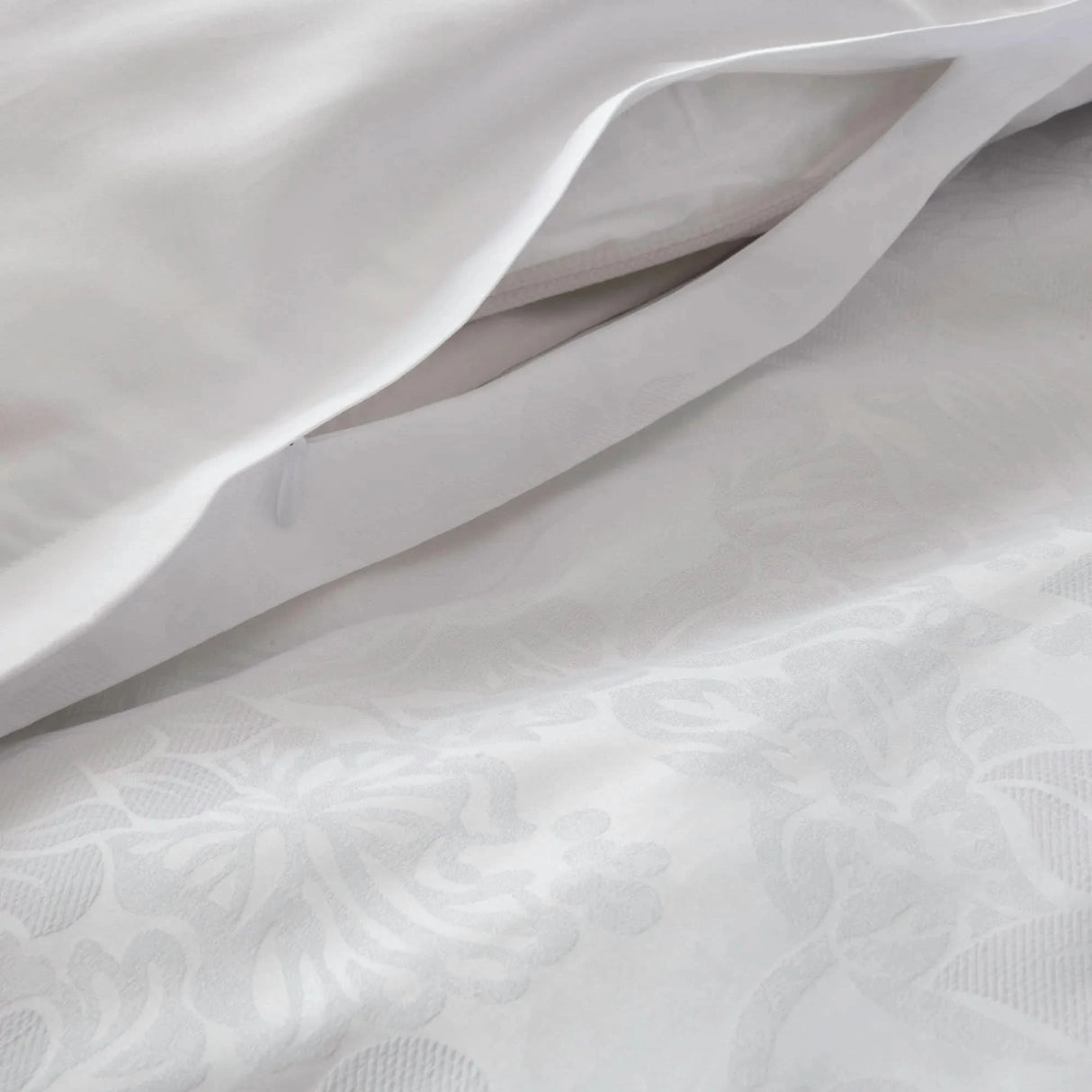 St Genève Eterna in Fiori - duvet cover w/ zippered closure, backed in Capri 100 White solid