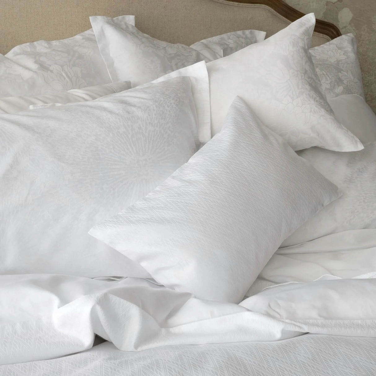 The St Genève Eterna Collection is offered in 3 patterns