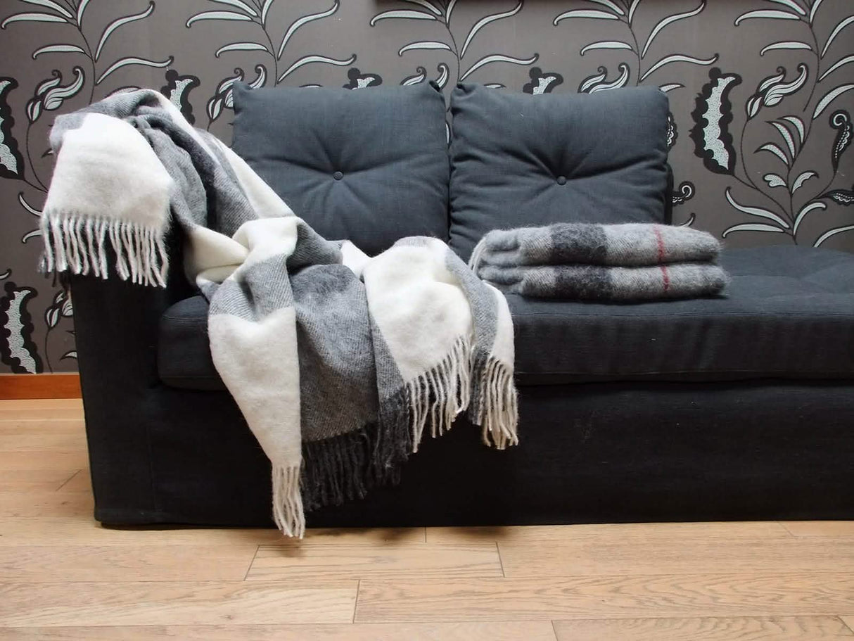 left: Ecossais Gris Crème (Cream & Grey Plaid), right: Pérou Filet Rouge (Peru / Red Stripe)