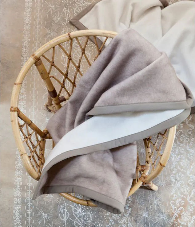 Sherpa blanket in 100% natural undyed cashmere (Gris/dark side) and 100% natural merino wool (white/light side)