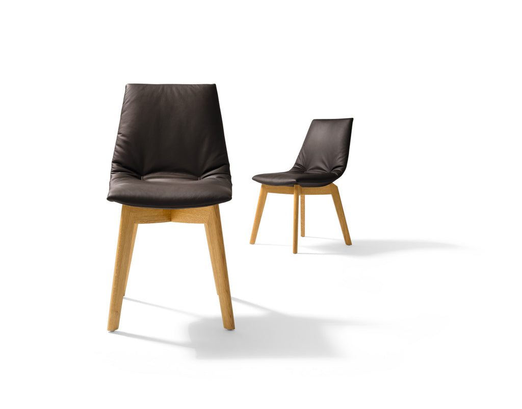 lui chair essentials edition in natural oak + L1 black-brown leather. Photo: TEAM 7
