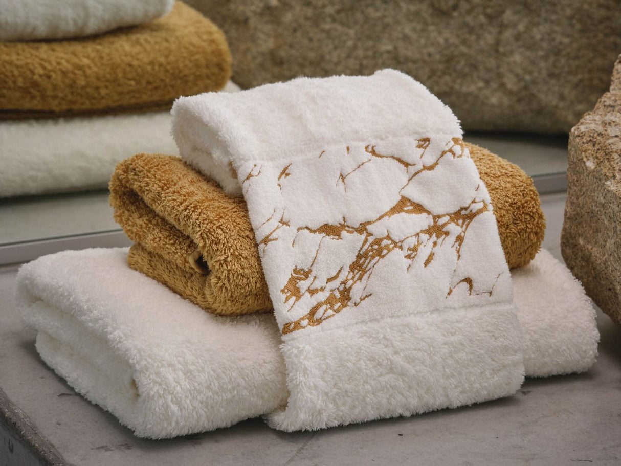 Abyss Alpi Towels with 840 Gold design elements.