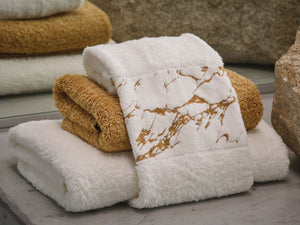Abyss Alpi Towels with 840 Gold design elements.