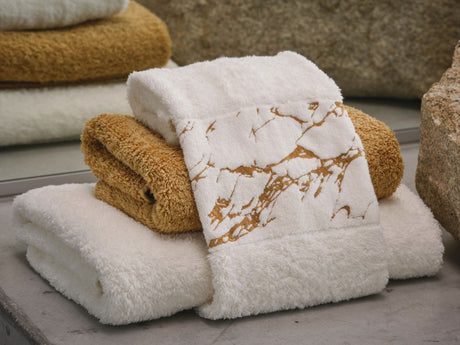 Abyss Alpi Towels with 840 Gold design elements.