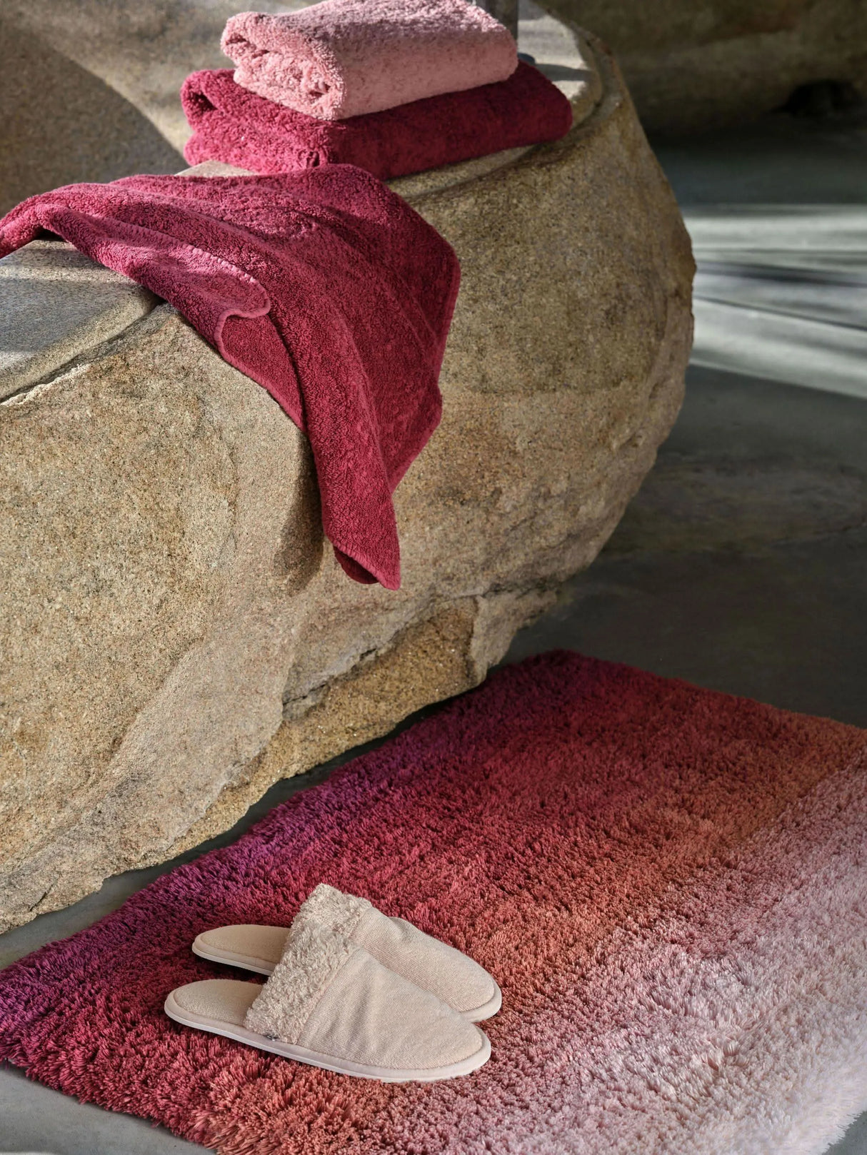 Aurore Bath Rug in 514 Baton Rouge. Super Pile Towels in 514 Baton Rouge and 515 Rosette. Comfy Slippers in 610 Nude