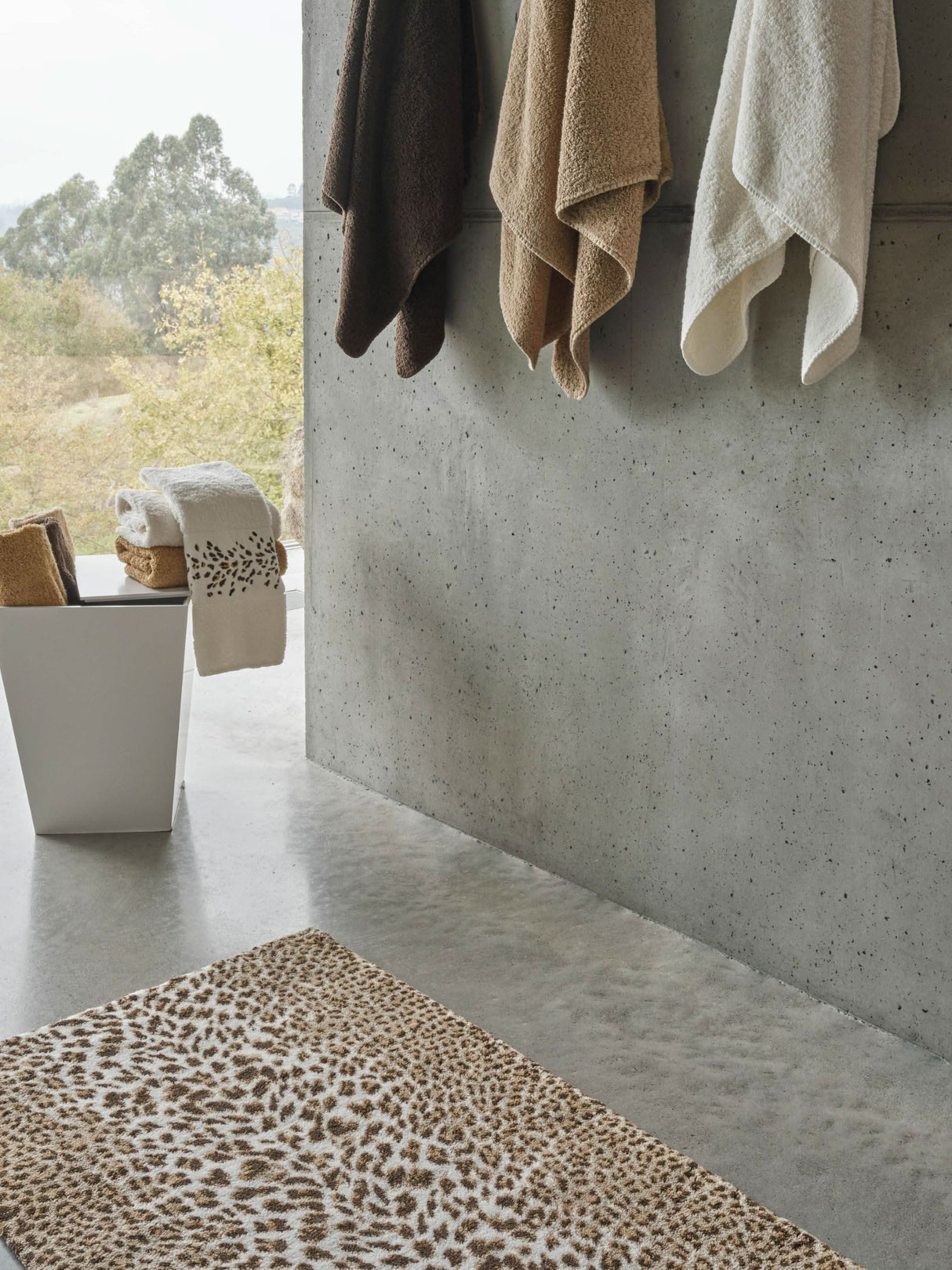 A&H Bengale Hand Towels feature 795 Mustang and 840 Gold embroidery. The base hand towel is 100 White