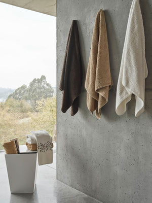 A&H Bengale Hand Towels feature 795 Mustang and 840 Gold embroidery. The base hand towel is 100 White