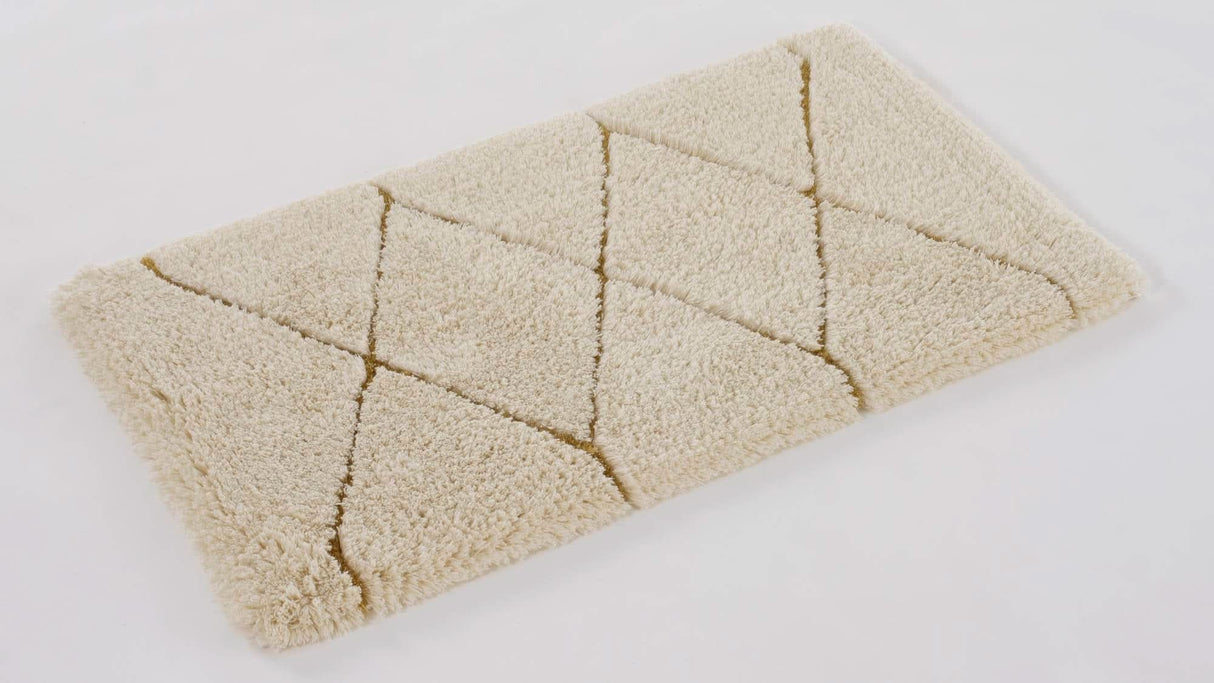 A&H Heritage Bath Rug in 800 Gold. 101 Ecru base + 840 Gold w/ Metallic Lurex Shimmer Highlights
