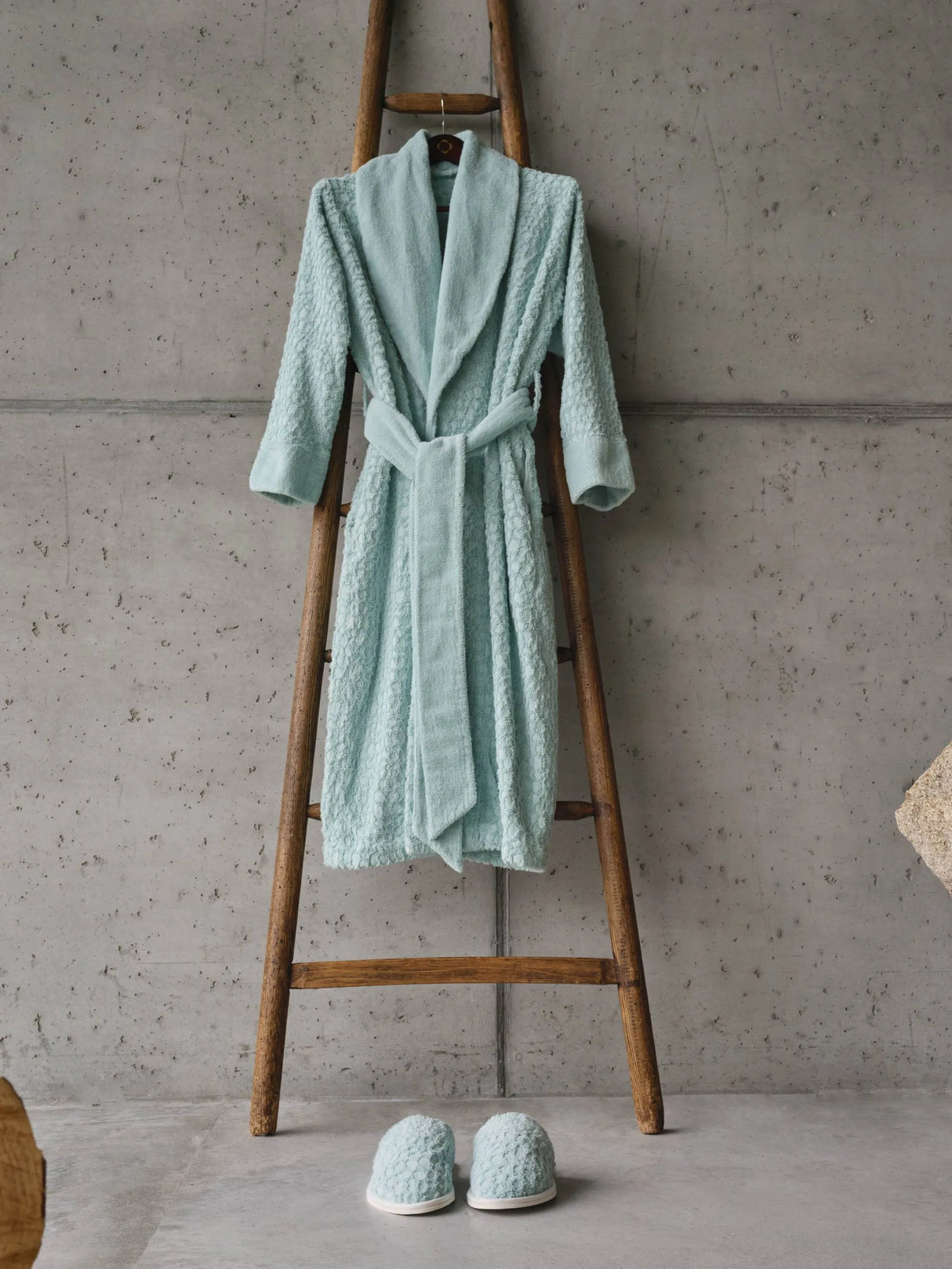 A&H Lodge Robe & Slippers in 235 Ice