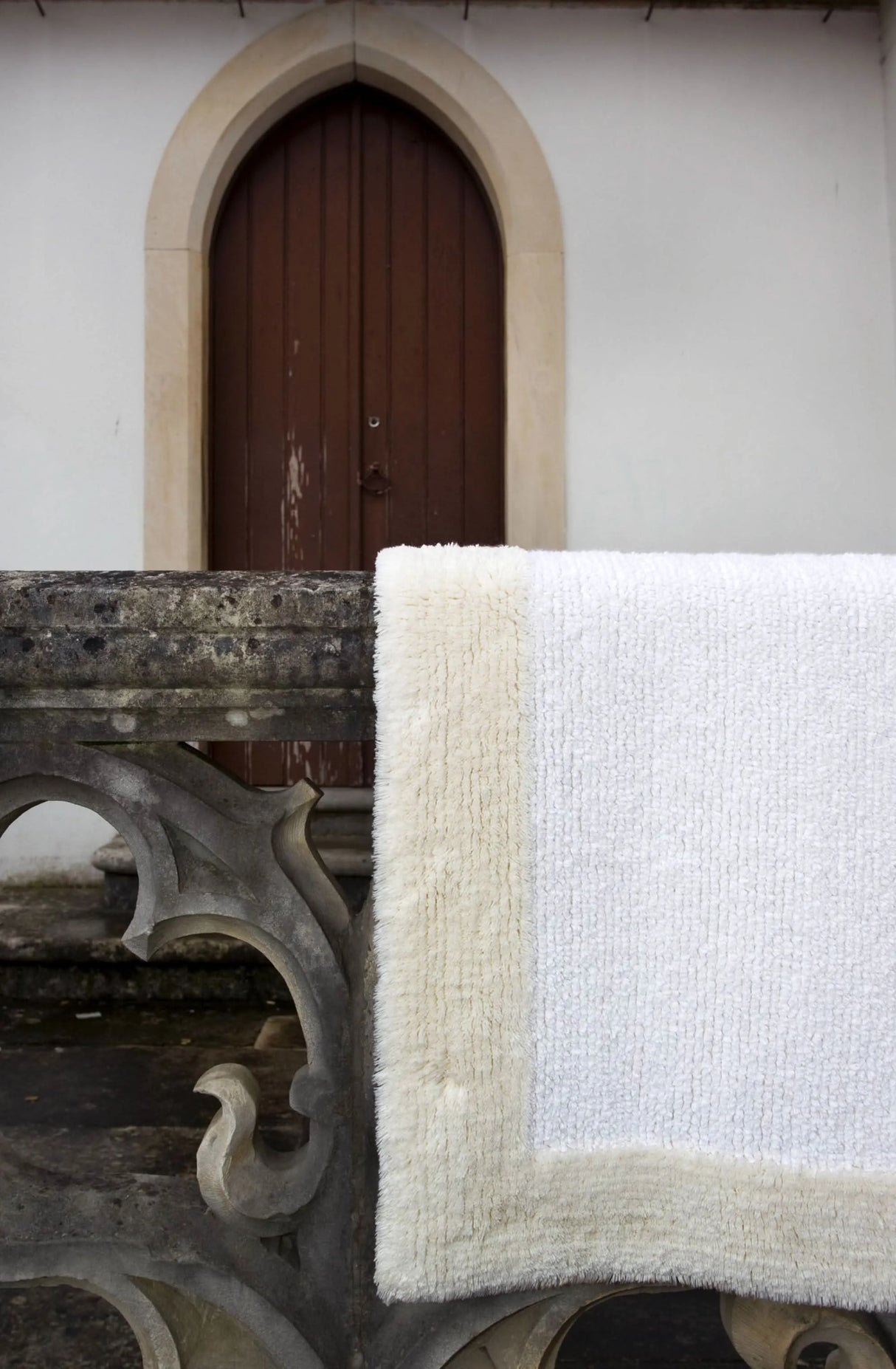 A&H Origine Reversible Bath Rug in 101 Ecru (Border) and 100 White (Inset). 100% Giza Egyptian Cotton Long Staple