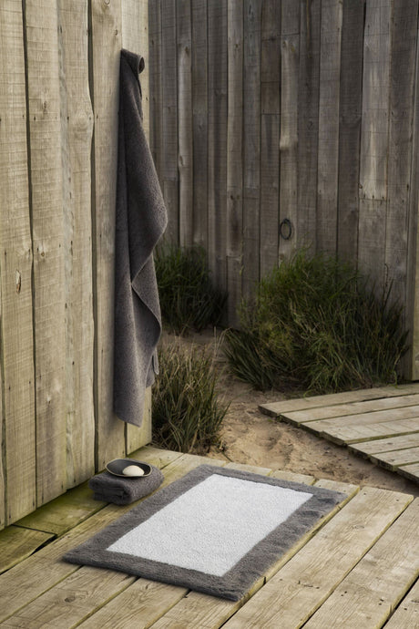 A&H Origine Reversible Bath Rug in 920 Gris (border) and 992 Platinum (Inset). 100% Giza Egyptian Cotton Long Staple