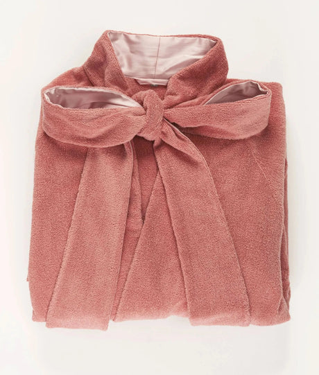 A&H Palacio Robes feature A&H 515 Rosette terry, double-faced with Celso de Lemos Secret sateen. Both fabrics are made from 100% Giza Egyptian Cotton Extra-Long Staple
