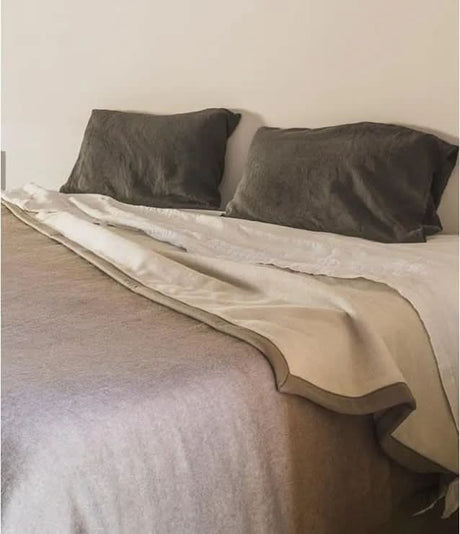 Sherpa blanket in 100% natural undyed cashmere (Gris/dark side) and 100% natural merino wool (white/light side)