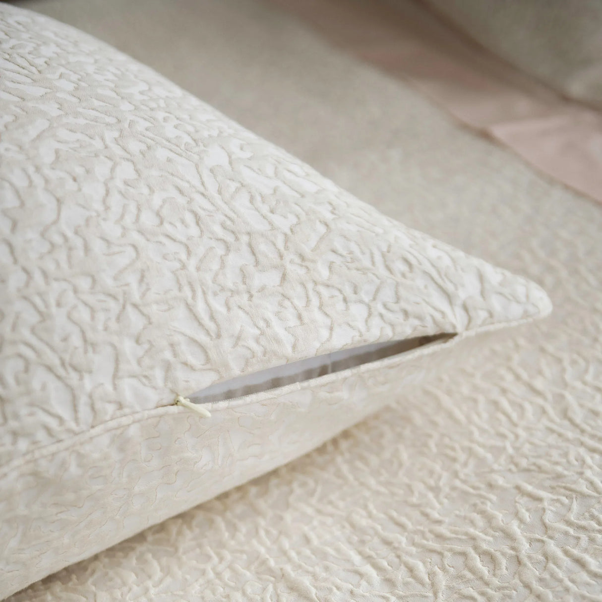 St Genève Athena Parchment w/ Venice Rose sheeting