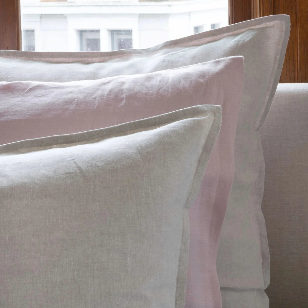 St Genève Echo Linen in Petal (middle knife-edge pillow)