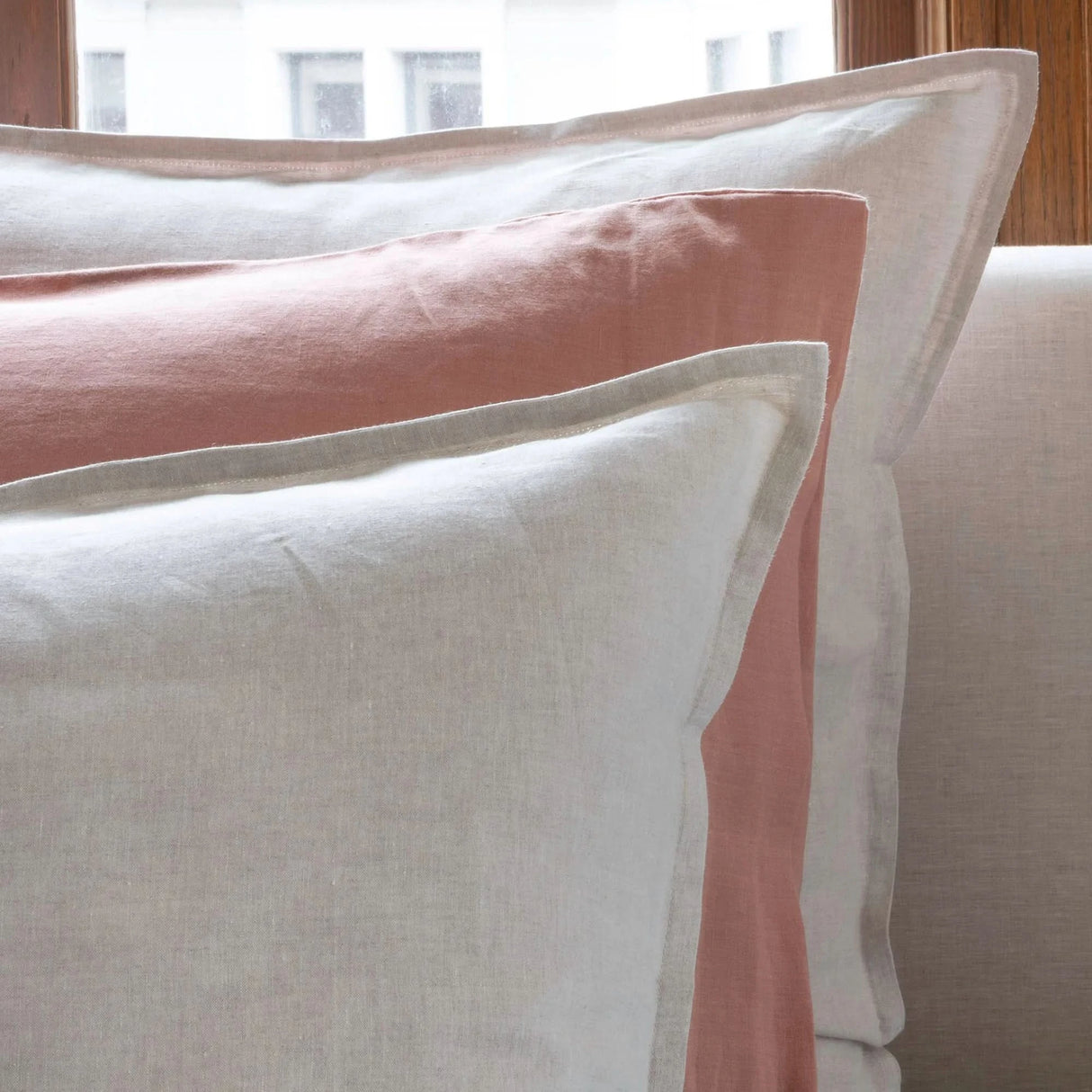 St Genève Echo Linen in Rhubarb (middle knife-edge pillow)
